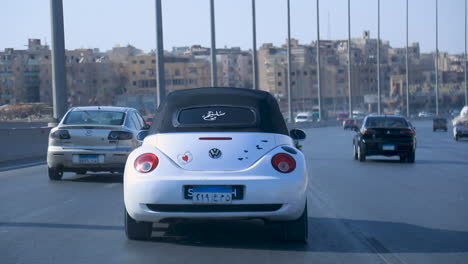 Ein-Auto,-Das-Durch-Die-Straßen-Ägyptens-Fährt