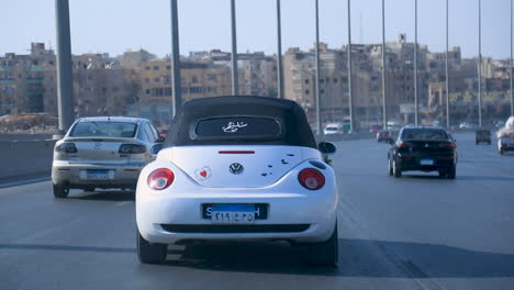 Un-Coche-Circulando-Por-Las-Calles-De-Egipto.