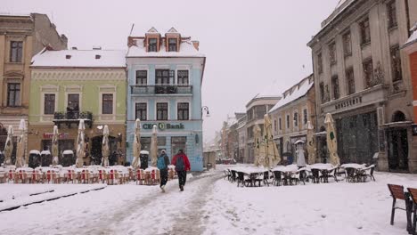 Temporada-De-Invierno-En-El-Centro-Histórico-De-La-Ciudad-De-Brasov-En-Transilvania,-Rumania