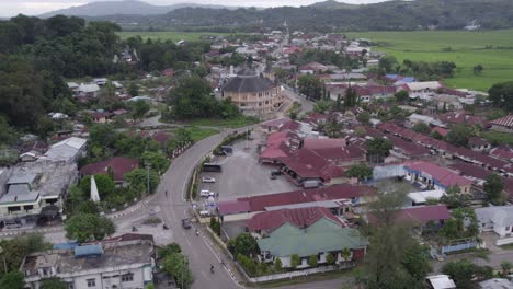 Reveal-shot-of-Waikaboebak-city-at-Sumba-island-at-a-cloudy-day,-aerial