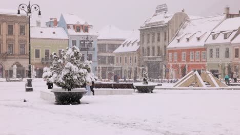Ciudad-De-Brasov-Durante-Una-Tormenta-De-Nieve-En-Invierno-En-Transilvania,-Rumania