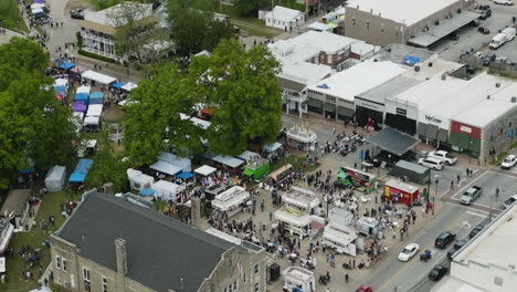 Panorama-Luftaufnahme-Des-Jährlichen-Dogwood-Festivals-In-Der-Innenstadt-Von-Siloam-Springs,-Arkansas,-USA