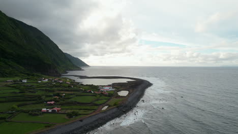 Luftaufnahmen-Von-Dia--Und-Schwenkaufnahmen-Eines-Kleinen-Dorfes-In-Der-Nähe-Der-Meeresküste