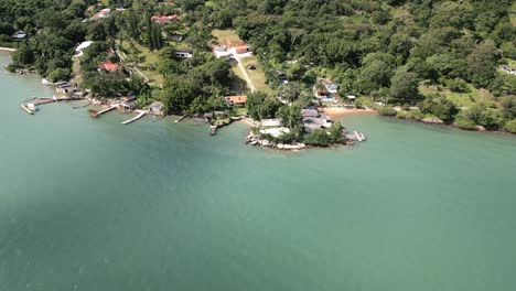 Santa-Catarina-Insel-Florianopolis-Brasilien-Luftaufnahmen-Eines-Kleinen-Dorfes-Auf-Der-Südinsel-Mit-Meerblick