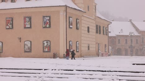 Historisches-Zentrum-In-Der-Innenstadt-Von-Brasov-Im-Winter-In-Siebenbürgen,-Rumänien