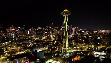 Establecimiento-Aéreo-De-La-Aguja-Espacial-Sobre-La-Ciudad-Iluminada-De-Seattle-Por-La-Noche