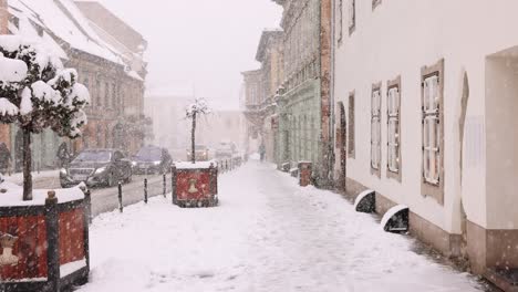 Heavy-Snow-Falling-On-Streets-Of-The-Old-Town-In-Brasov,-Transylvania,-Romania