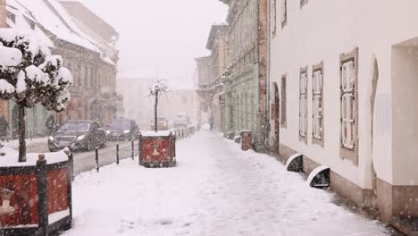 Fuertes-Nevadas-Que-Caen-Sobre-Las-Calles-Del-Casco-Antiguo-De-Brasov,-Transilvania,-Rumania