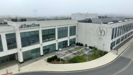Aerial-shot-of-SevOne-office-building-with-UD-crest-in-Newark,-DE