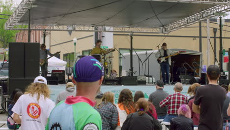 Live-Bandmusik-Beim-Jährlichen-Dogwood-Festival-In-Siloam-Springs,-Arkansas,-USA