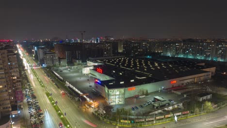 Hyperlapse-Des-Verkehrs-Auf-Dem-Iuliu-Maniu-Boulevard-Mit-Cora-Lujerului-Supermarkt-In-Der-Nacht-In-Bukarest,-Rumänien