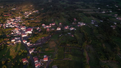 Vista-De-ángulo-Alto-De-Casas-Con-Techos-De-Tejas-Rojas-En-Un-Pequeño-Pueblo-Al-Atardecer