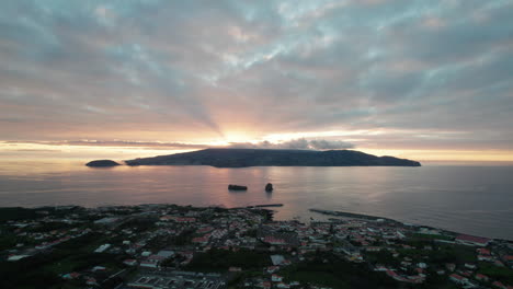 Wunderschöne-Luftaufnahmen-Von-Inseln-Im-Meer-Vor-Dem-Farbenprächtigen-Sonnenuntergangshimmel,-Spiegelungen-Auf-Der-Wasseroberfläche