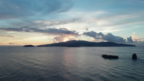 Romantischer-Blick-Auf-Inseln-Im-Meer-Vor-Farbigem-Sonnenuntergangshimmel-Mit-Mehreren-Wolken