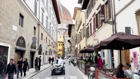 Via-Dei-Servi-Mit-Der-Kuppel-Von-Santa-Maria-Del-Fiore-Im-Hintergrund,-Florenz