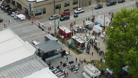 Menschenmenge-Und-Imbisswagen-Beim-Dogwood-Festival-Entlang-Der-Straße-In-Siloam-Springs,-Arkansas