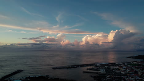 Erstaunliche-Wolkenlandschaft,-Beleuchtet-Durch-Die-Untergehende-Sonne-über-Der-Meeresoberfläche