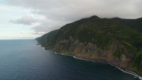 Wunderschöne-Natürliche-Aufnahmen-Der-Meeresküste-Mit-Hohen-Felsigen-Klippen-Und-Küstenlandschaften