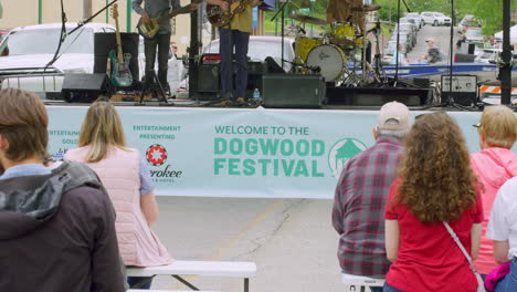 Gente-Viendo-Un-Concierto-En-Vivo-Durante-El-Festival-Dogwood-En-Siloam-Springs,-Arkansas,-Estados-Unidos