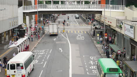 Pendler,-Die-Nach-Hause-Reisen,-Warten-An-Einer-Belebten-Bushaltestelle-In-Der-Innenstadt-Von-Hongkong