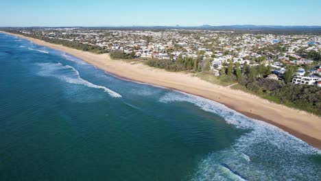 Kawana-Beach-Y-Point-Cartwright-Beach-En-Queensland,-Australia---Toma-Aérea-De-Drones