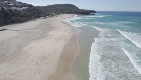 Touristen-Am-Malerischen-Ufer-Des-Sunshine-Beach-In-Queensland,-Australien-–-Drohnenaufnahme-Aus-Der-Luft