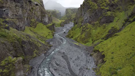 Jagged-rocky-thorsmork-iceland-valley-and-braided-streams,-misty-day