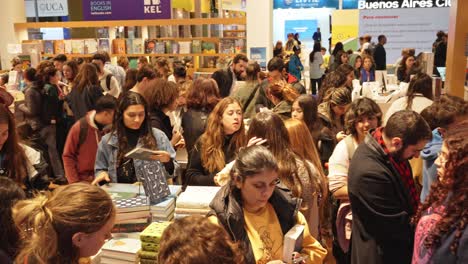 Schwenken-Sie-über-Den-Geschäftigen-Buchmarkt-Voller-Lern--Und-Lesebegieriger-Menschen