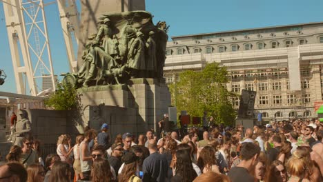 Evento-Piknik-Elektronik-En-La-Plaza-Poelaert-Cerca-De-La-Noria-Y-El-Monumento-A-La-Infantería-Belga-En-Bruselas,-Bélgica