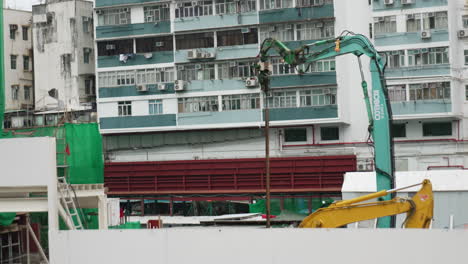 El-Taladro-De-Maquinaria-Pesada-De-Excavación-Gira-Dentro-Del-Sitio-De-Construcción-En-Hong-Kong