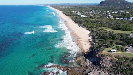 Malerische-Aussicht-Von-Oben-Auf-Den-Strand-Von-Yaroomba-In-Der-Nähe-Des-Aussichtspunkts-Point-Arkwright-An-Der-Sunshine-Coast,-Queensland