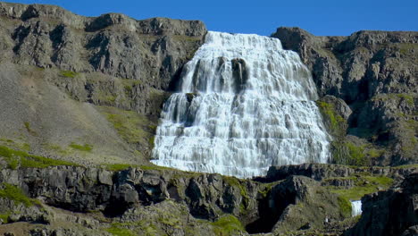 Zeitlupenaufnahmen-Des-Wunderschönen-Dynjandi-Wasserfalls-In-Den-Westfjorden-Islands-Bei-Sonnigem-Wetter-Im-Sommer