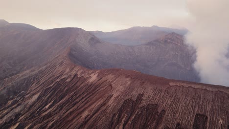 Menschen,-Die-Am-Rande-Des-Aktiven-Vulkans-Mount-Bromo-In-Java,-Indonesien,-Aus-Der-Luft-Laufen