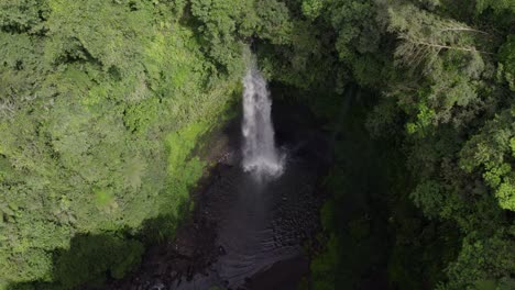 La-Famosa-Cascada-Nung-Nung-En-Bali-Rodeada-De-Una-Exuberante-Jungla-Verde,-Antena