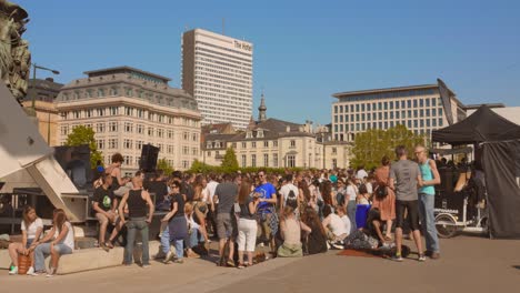 Multitud-De-Personas-Se-Reúnen-En-La-Plaza-Poelaert-Durante-El-Evento-Piknik-Elektronik-En-Bruselas,-Bélgica