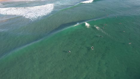 Surfistas-Surfeando-En-La-Playa-Coolum-En-Verano-En-La-Costa-Del-Sol,-Qld,-Australia