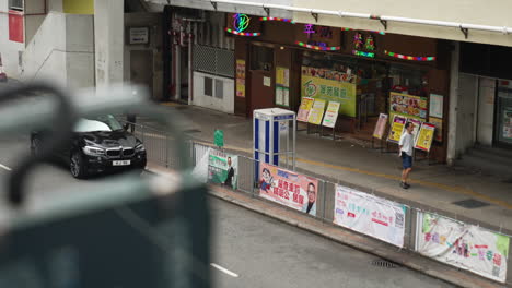 Menschen,-Die-Eine-Ruhige-Bürgersteigstraße-In-Hongkong-Entlangwandern
