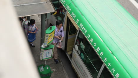 Pendler-Steigen-In-Der-überfüllten-Stadt-Hongkong-In-Den-Bus-Ein-Und-Aus
