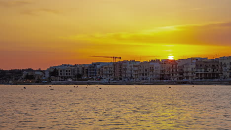 Zeitraffer-Des-Sonnenuntergangs-Vor-Den-Gebäuden-Am-Wasser-In-Gżira-Auf-Malta