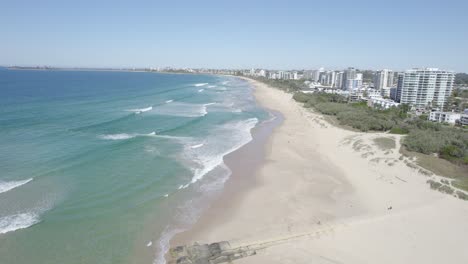 Sandy-Shoreline-Of-Maroochydore-Beach-On-A-Sunny-Day-In-Sunshine-Coast,-QLD,-Australia