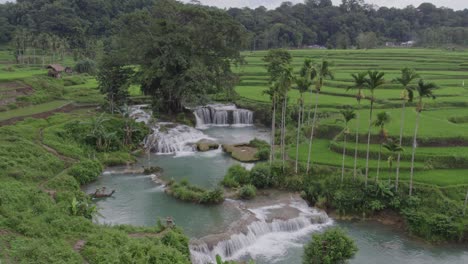 Wide-shot-of-the-Waikelo-Sawah-Waterfall-at-Sumba-Indonesia,-aerial
