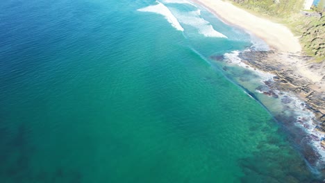 Malerische-Umgebung-Von-Kawana-Beach-In-Queensland,-Australien-–-Drohnenaufnahme