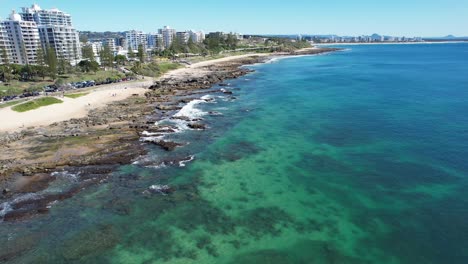 Rocky-Shores-And-Holiday-Apartments-At-Mooloolaba-Beach-In-Sunshine-Coast,-Queensland