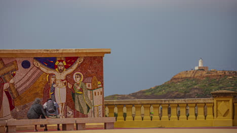 Los-Turistas-Visitan-La-Basílica-De-La-Santísima-Virgen-De-Ta&#39;-Pinu-Con-Arte-Mosaico-En-Gozo,-Gharb,-Malta.