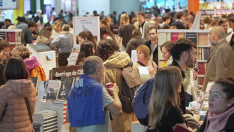 Eine-Geschäftige-Menschenmenge-Spaziert-Durch-Die-Argentinische-Buchmesse-Und-Erkundet-Romane-Und-Literatur