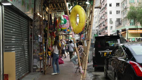 Mittlere-Ansicht-Einer-Belebten-Seitengasse-Mit-Händlern-In-Hongkong,-Asien