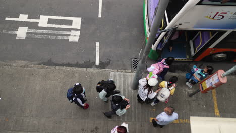Perspectiva-De-Arriba-Hacia-Abajo-De-Personas-Que-Suben-A-Un-Autobús-De-Dos-Pisos-En-Hong-Kong