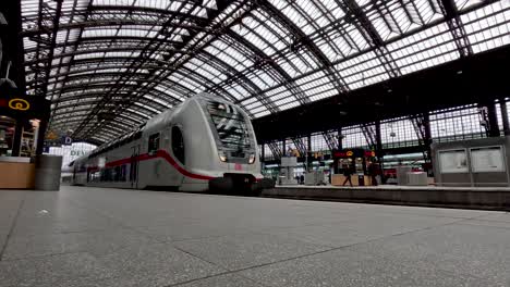 DB-Intercity-Zug-Kommt-Am-Bahnsteig-Des-Kölner-Hauptbahnhofs-An