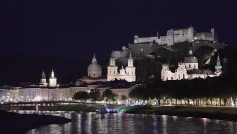 Eine-Weite-Sicht-Auf-Die-Festung-Hohensalzburg,-Salzburg,-Österreich-Bei-Nacht,-Wenn-Das-Künstliche-Licht-In-Die-Burg-Fällt-Und-Sie-Sehr-Schön-Aussieht
