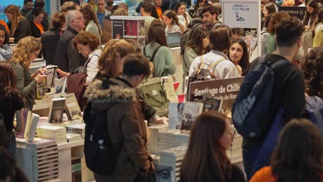 Eine-Menge-Argentinischer-Menschen-Laufen-Durch-Die-Buchmesse-In-Zentraler-Lage-In-Der-Stadt